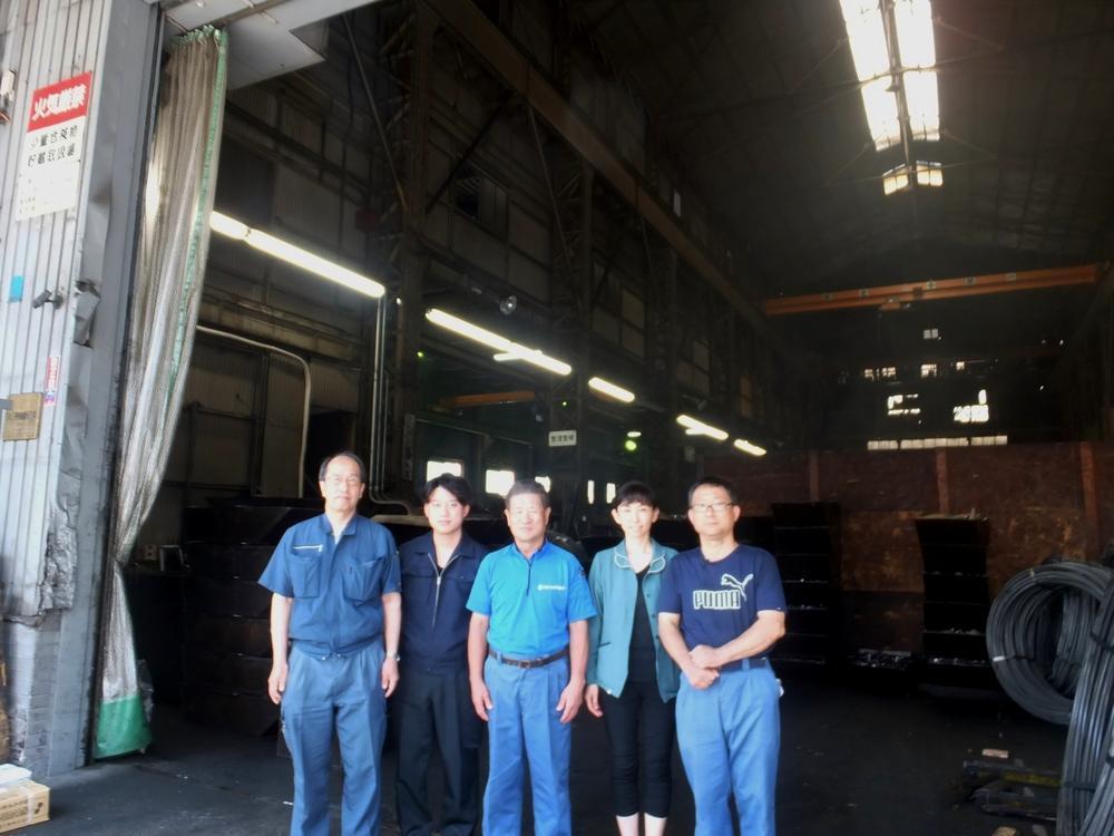 当社工場前にて
